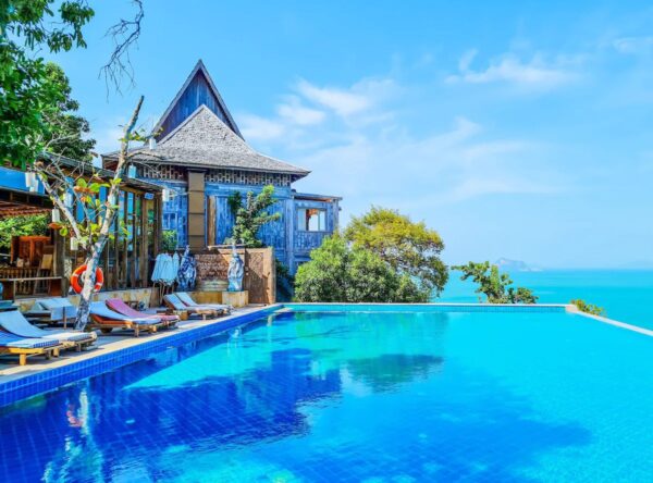 Resort med swimmingpool og havudsigt i Koh Yao Yai: Santhiya Resort. Afslapning på liggestole og smukke udsigter. Perfekt til en rolig