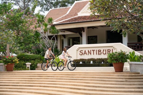 Personer på cykeltur foran Santiburi Hotel i Koh Samui