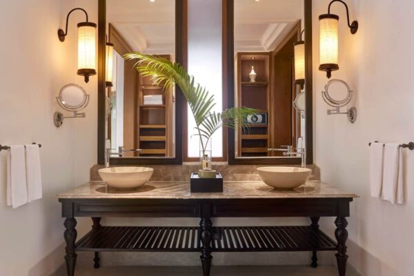 Moderne badeværelse med dobbelt håndvaske og spejl i Koh Samui