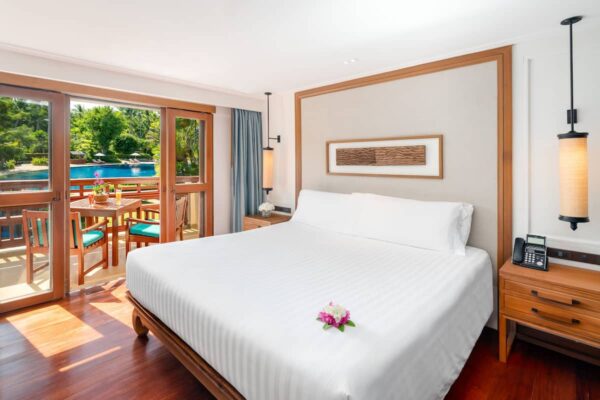 Santiburi seng i værelse med balkon med udsigt til swimmingpool på Koh Samui