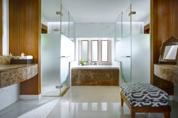 Santiburi Koh Samui badeværelse med badekar og vask