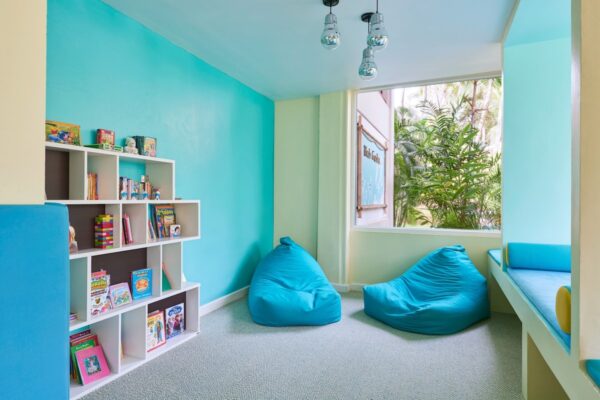Nyd en afslappende ferie i et hyggeligt værelse med at sækkestole og bogreol på den smukke ø Koh Samui. Værelset er indrettet med et strejf
