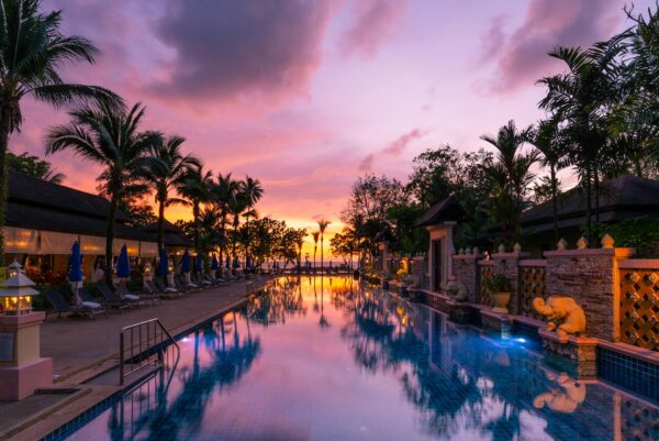 Seaview Resort pool ved solnedgang, Phuket Thailand