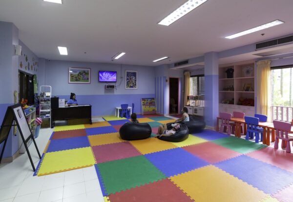 Sjov børnelegeværelse med farverige gulvfliser på Seaview Resort i Khao Lak