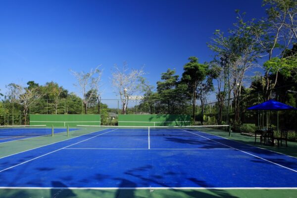 'Tennisbane ved Seaview Resort i Khao Lak med blå og hvide linjer'