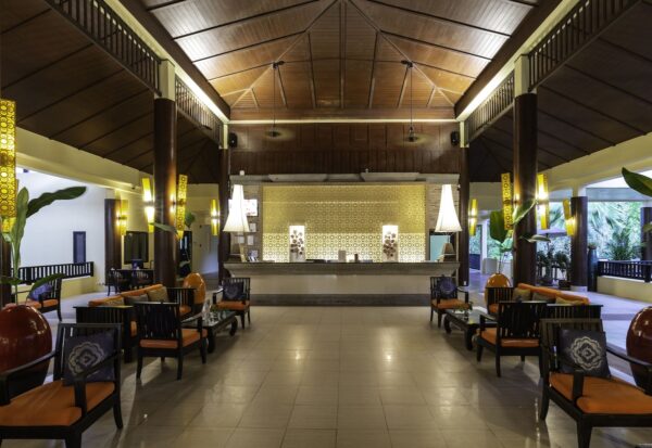Khao Lak Seaview Resort lobby med orange stole og borde