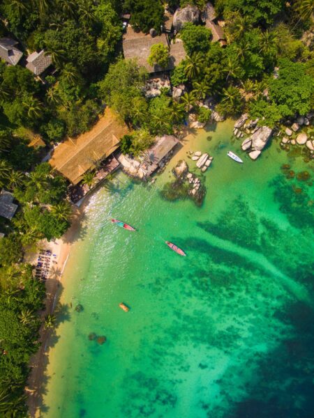 Luftfotografering af Sensi Paradise Beach Resort, med både, der flyder på vandet