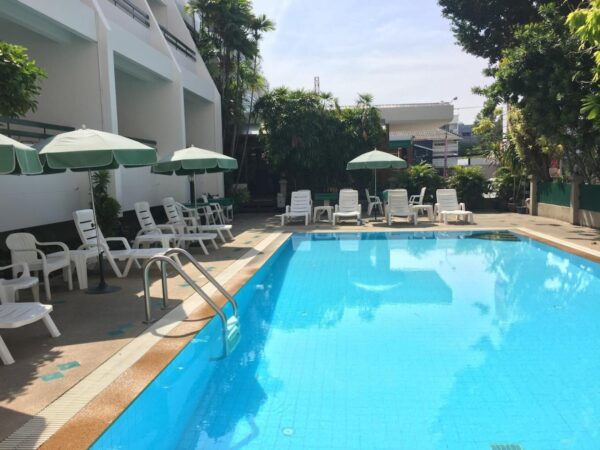 Hotel i Hua Hin med swimmingpool: Sirin Hotel tilbyder et behageligt ophold med swimmingpool, liggestole og parasoller. Ideelt for en