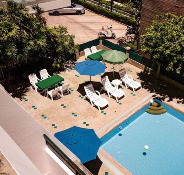 Luft Sirin Hotel poolområde med liggestole og parasoller