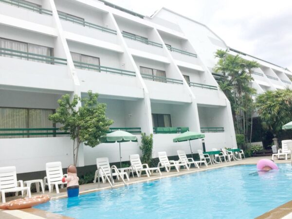 Sirin Hotel Hua Hin swimmingpool faciliteter og beliggenhed