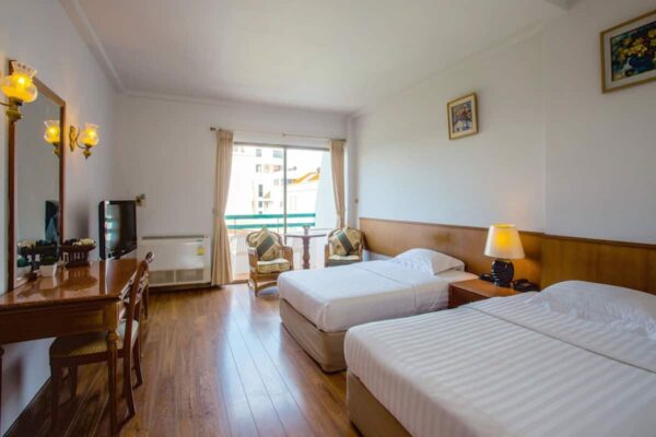 Sirin Hotel Hua Hin Room med to senge og fjernsyn