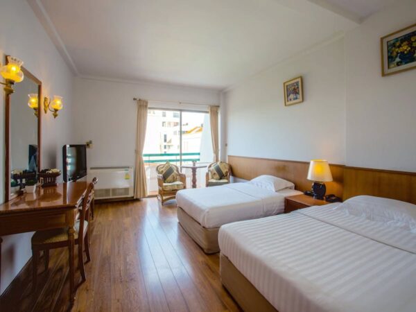 Hotelværelse med senge og TV i Sirin Hotel, Hua Hin