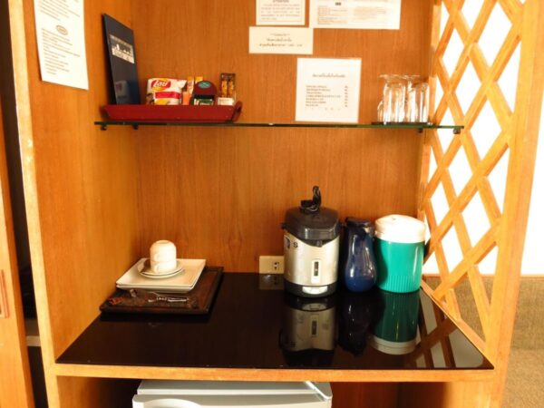 Træskab med kaffemaskine i Sirin Hotel Hua Hin
