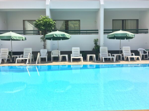 Sirin Hotel Hua Hin swimmingpoolområde med stole og parasoller