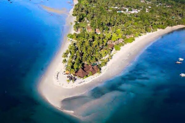 Luftfotografering af Sivalai Island Beach Resort i Filippinerne, der viser turkisblåt hav, hvide sandstrande, frodige grønne landskaber og