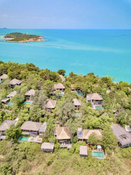 Luft Six Senses Samui resort, Thailand. Luksus indkvartering ved stranden omgivet af frodig natur.