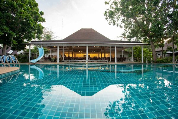 Roligt resort med pool omgivet af frodige grønne områder. Southern Lanta resort tilbyder afslapning midt i naturen. Resort med swimmingpool