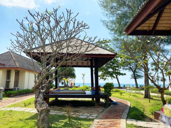 Southern Lanta Resort med strand, gazebosted omgivet af grønt græs.