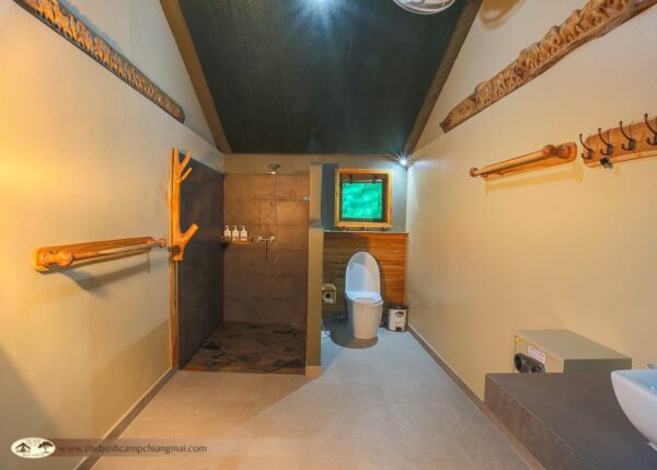 Rustik badeoplevelse med toilet og håndvask på Elephant Hills Bush Camp