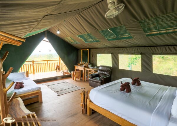 To-sengs værelse med balkon i Elephant Hills Bush Camp telt