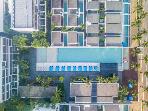 Udsigt over voksenresort på Koh Samui kysten med svømmebassin