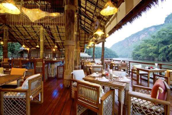 Unik flydende restaurant på River Kwai, oplev middag på vandet omgivet af naturlig skønhed.