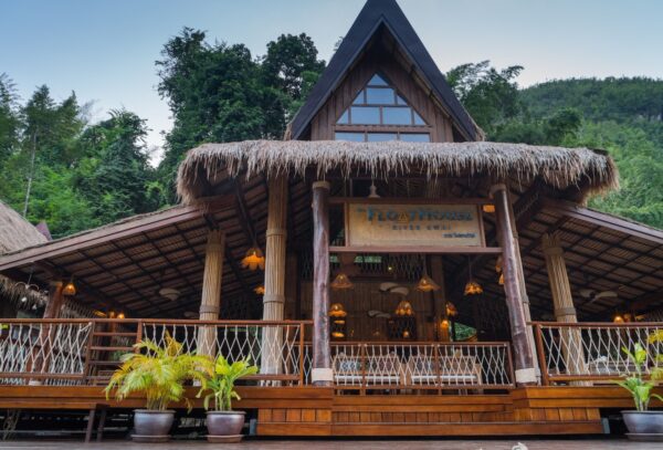 Restaurant på floden Kwai med stråtag og trædæk i FloatHouse - tilbyder en rolig spiseoplevelse omgivet af naturen