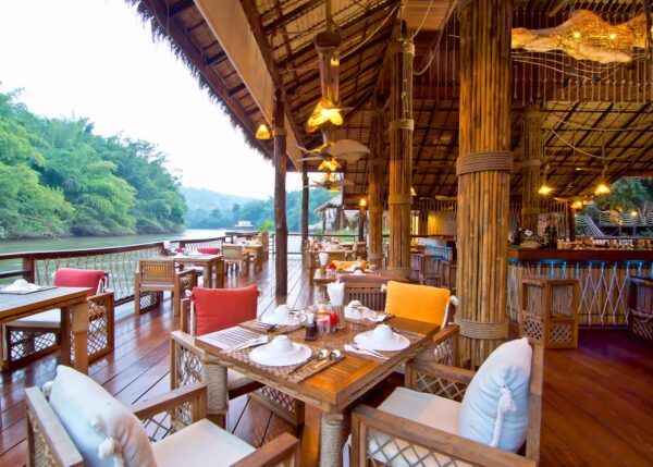 Restaurant ved floden i Kwai Resort, spiseplads på træterrasse med udsigt over vandet