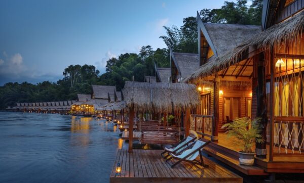 FloatHouse Resort ved floden Kwai ved skumringen, række af hytter på vandet - rolig og afslappende atmosfære