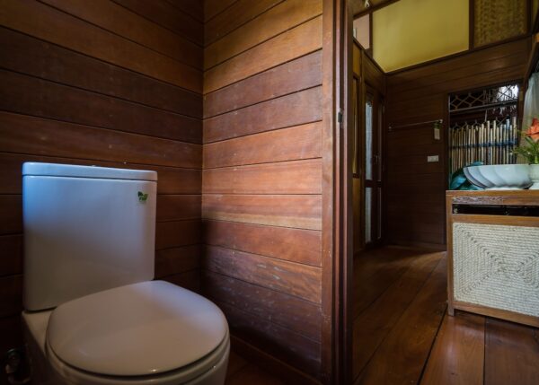 Badeværelse med trævægge i FloatHouse toilet på River Kwai Resort