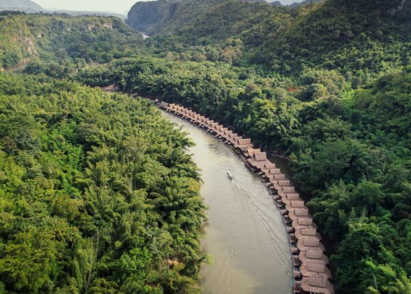 Aerial River Kwai i jungle, naturens skønhed omkring FloatHouse Resort