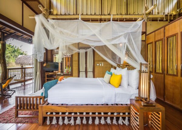 Unik overnatning ved floden Kwai: FloatHouse Resort. Slap af i komfortable senge udstyret med myggenet for en autentisk oplevelse midt i