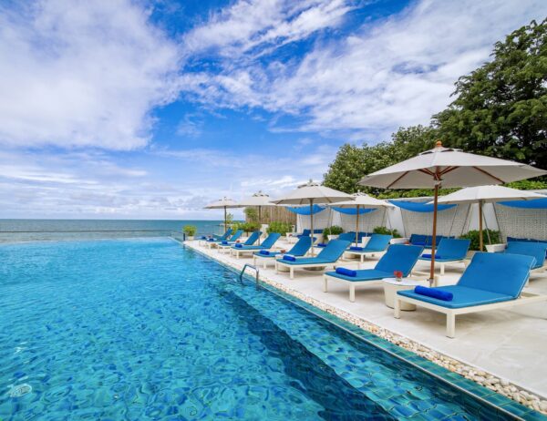 Resort ved stranden i Hua Hin med swimmingpool, liggestole og parasoller