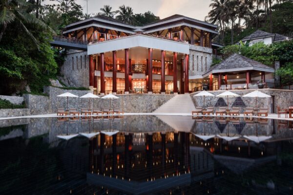 Surin Beach Resort: Luksus og komfort ved poolen. Forkæl dig selv med den ultimative afslapning på et førsteklasses strandresort, komplet