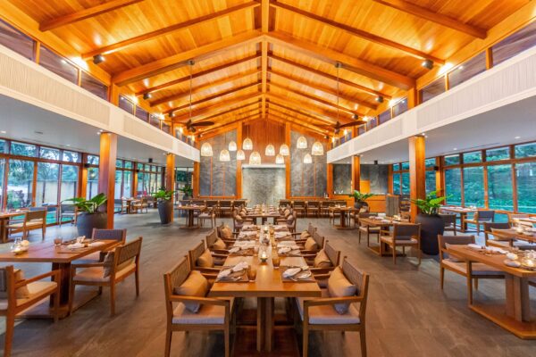 Autentisk thailandsk restaurant i Surin med traditionelt træinteriør. Nyd den unikke stemning ved at spise under trælofter og ved rustikke