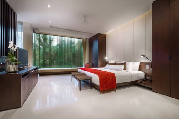 Luksuriøst soveværelse på Twinpalms Phuket med stor dobbeltseng og fladskærms-TV