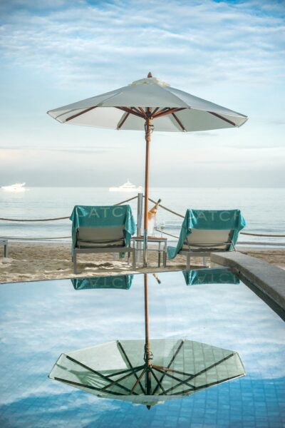 Swimmingpool med liggestole og parasol på Twinpalms Resort i Phuket