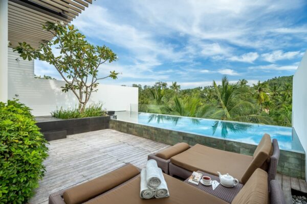 Twinpalms Phuket swimmingpool med træterrasse og udendørs liggestole
