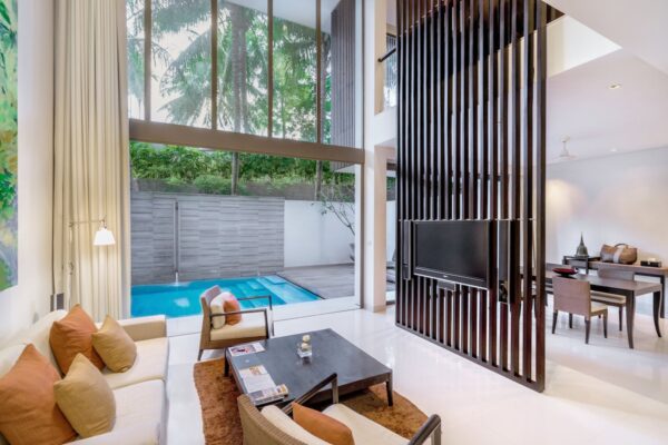 Moderne stue med indendørs swimmingpool på Twinpalms i Phuket