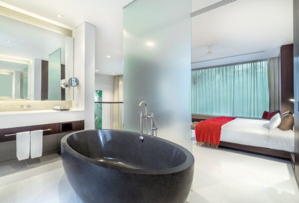 Hotelværelse i Phuket Twinpalms med stort badekar og komfortabel seng