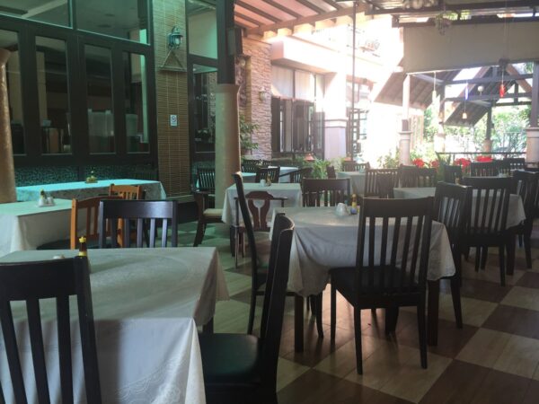 Side arrangement på Wannara Hotel Hua Hin restaurant med komfortable stole og borde