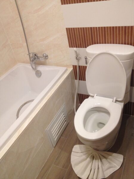 Moderne badeværelse med toilet på Wannara Hotel i Hua Hin