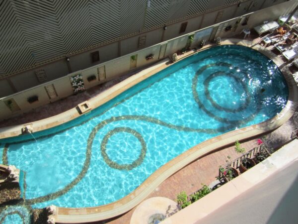 Udforsk den afslappende atmosfære på Wannara Hotel Hua Hin, der tilbyder en velholdt swimmingpool til en ideel tropisk ferie.