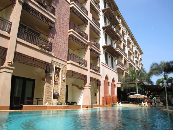 Hotel med swimmingpool i Hua Hin - Wannara Hotel med pool ved siden af bygningen