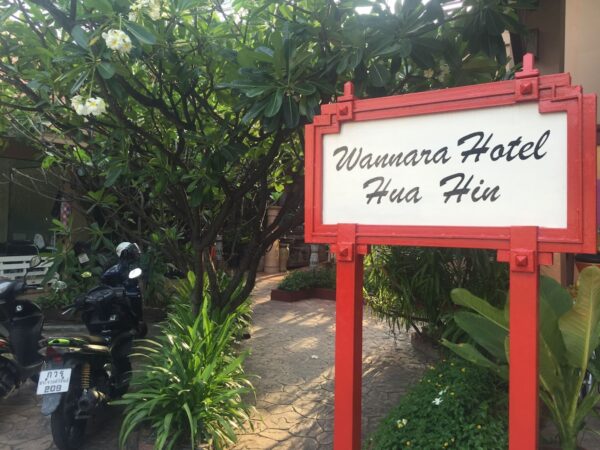 Wannara Hotel Hua Hin skilt og motorcykler parkeret foran