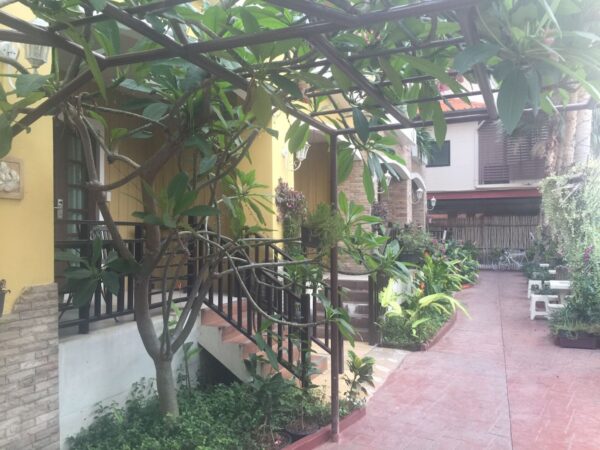 Hotel med balkon og grønne planter i Hua Hin