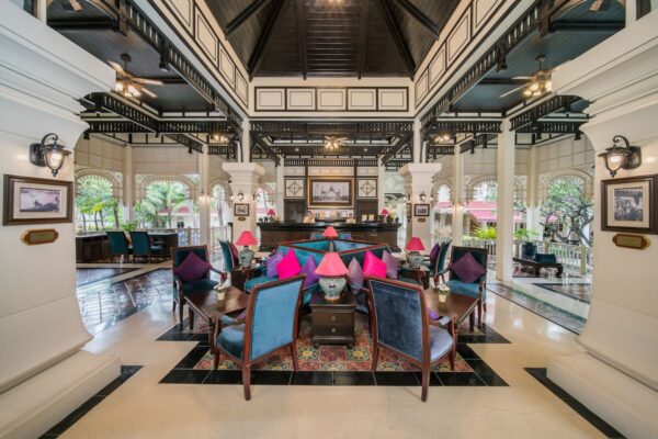 Dækning af Wora Bura Hua Hin Resort: lobbyområde, atmosfære og spafaciliteter. Er beliggende i Thailand.