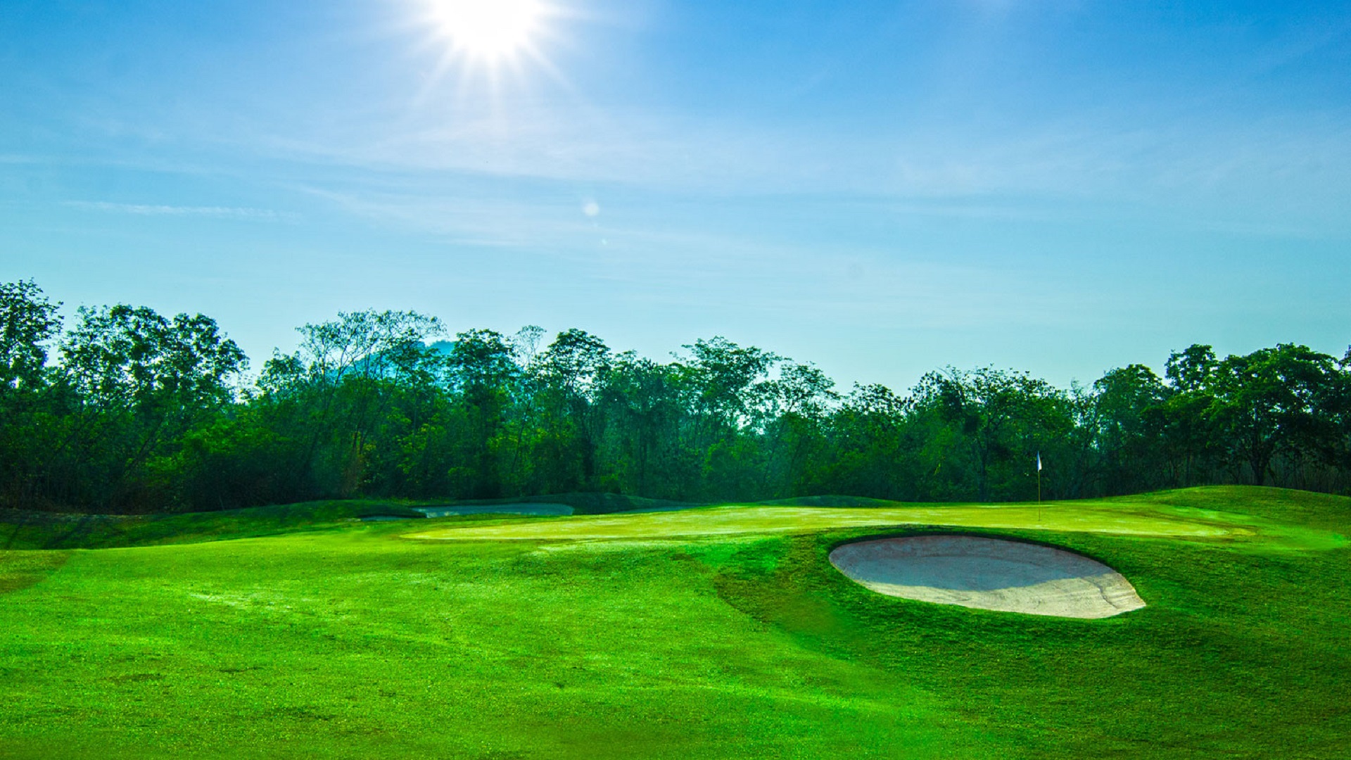 Golfklub i Hua Hin, Imperial Lake View Resort med en sandbunker under solen
