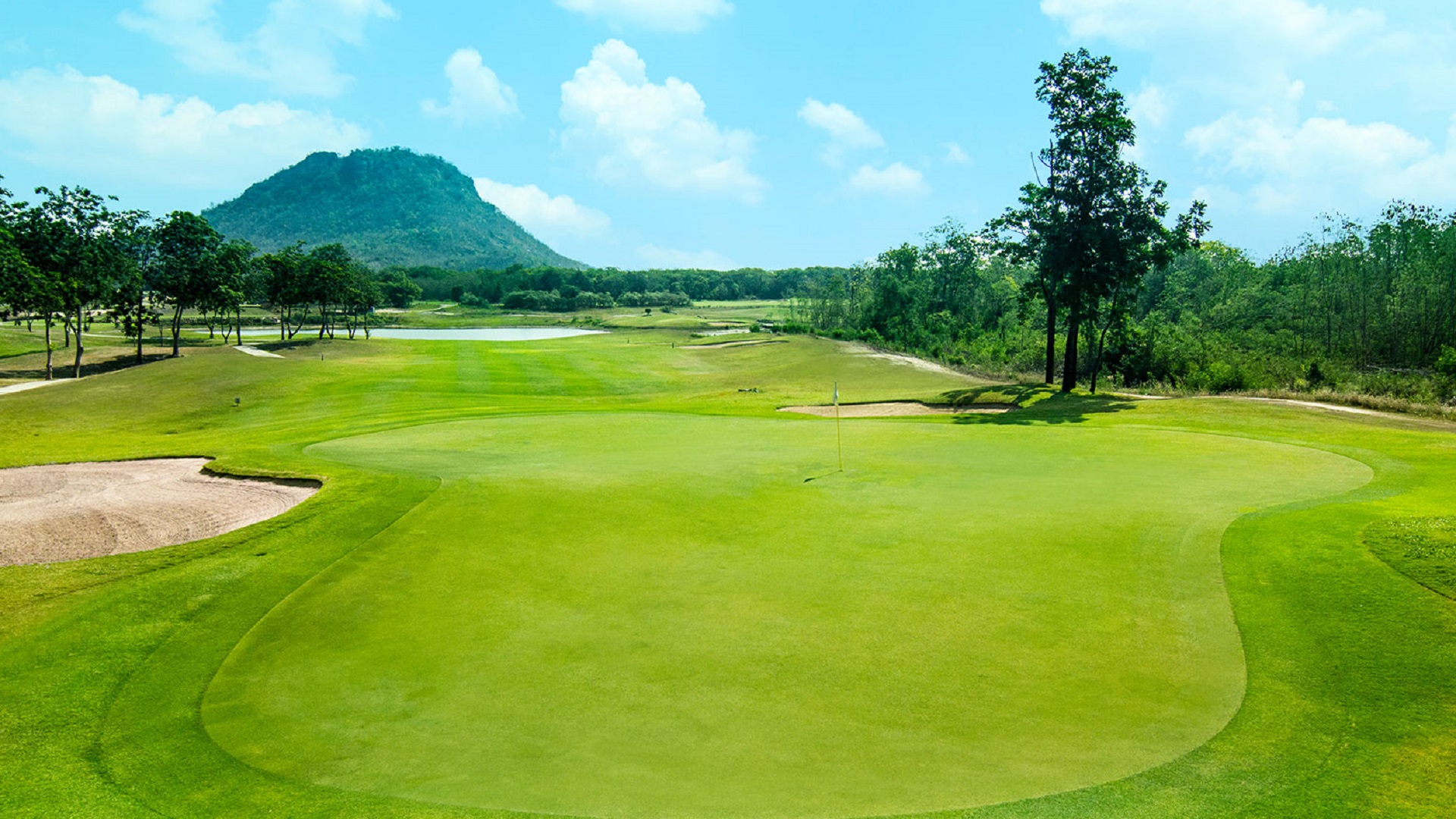 Oplev den naturskønne skønhed af den berømte golfbane på Imperial Lake View Resort & Golf Club i Hua Hin. Bjerget tilføjer en majestætisk