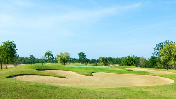 Imperial Lake View Resort Hua Hin Golfklub Billeder: Sandbunkers og træer.